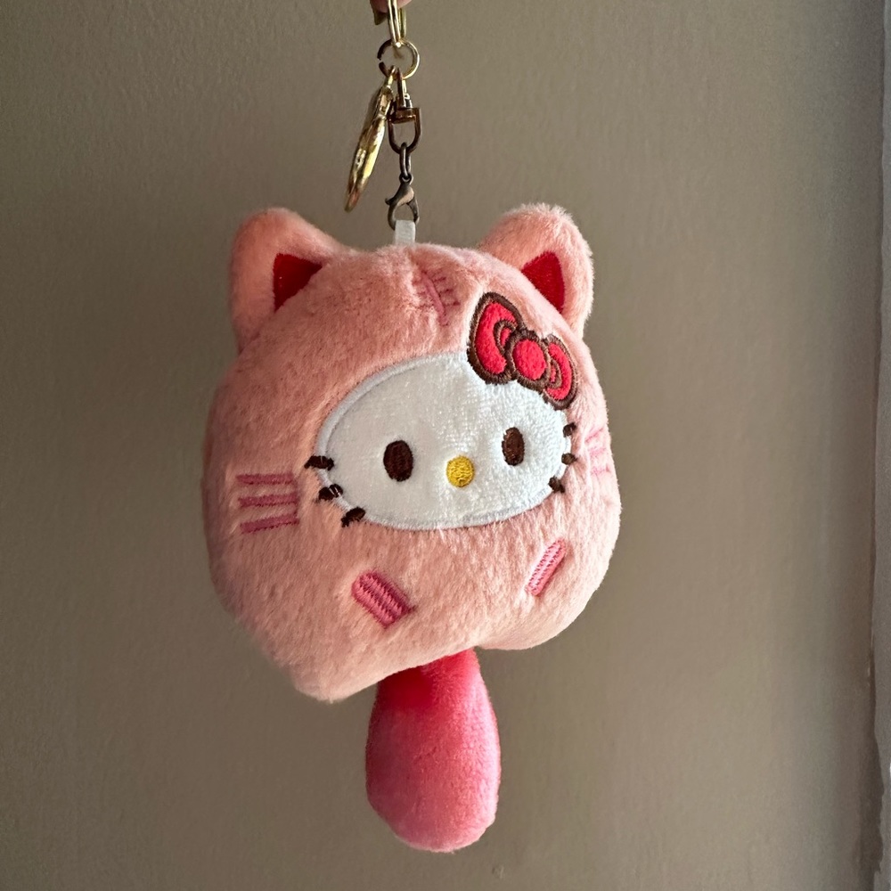Hello Kitty Raccoon Keychain - Picture 2 of 3